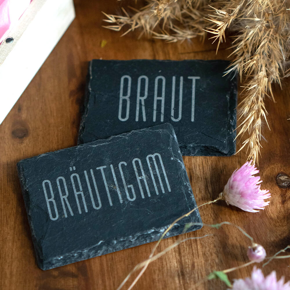 stilvolle Hochzeitsgeschenke Platzkarten aus Schiefer mit Gravur personalisiert Braut und Braeutigam 