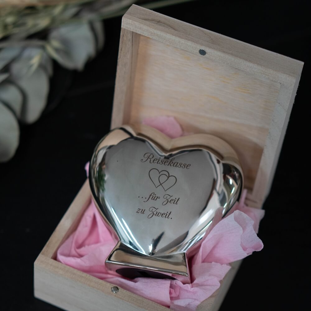 kleines Geschenk zur Hochzeit Spardose in Herzform personalisiert mit Gravur Silber