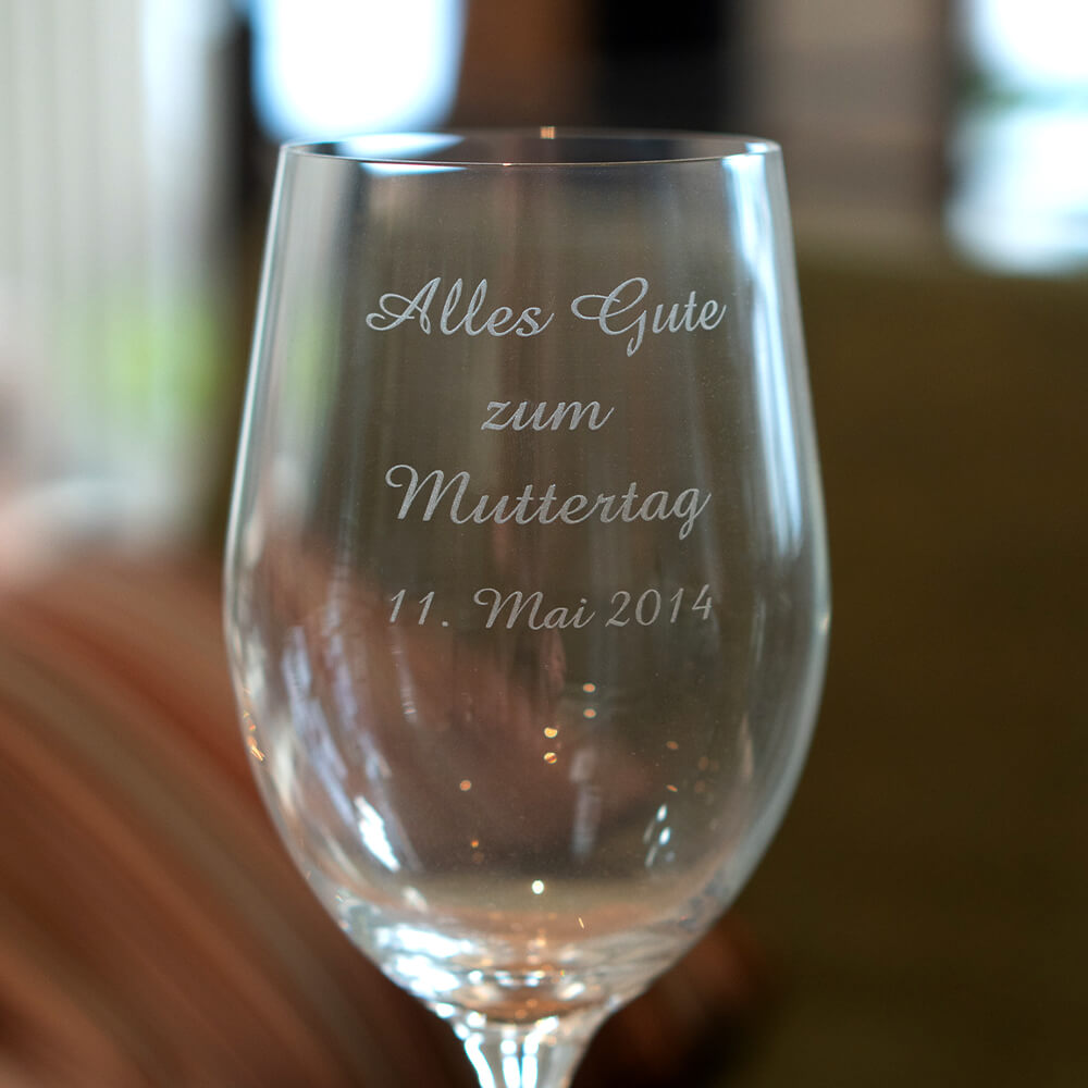 Weinglas personalisieren mit Gravur schnelle Muttertagsgeschenk