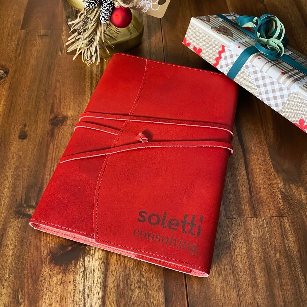 Weihnachtsgeschenke Ideen personalisiert leder notizbuch mit gravur rot